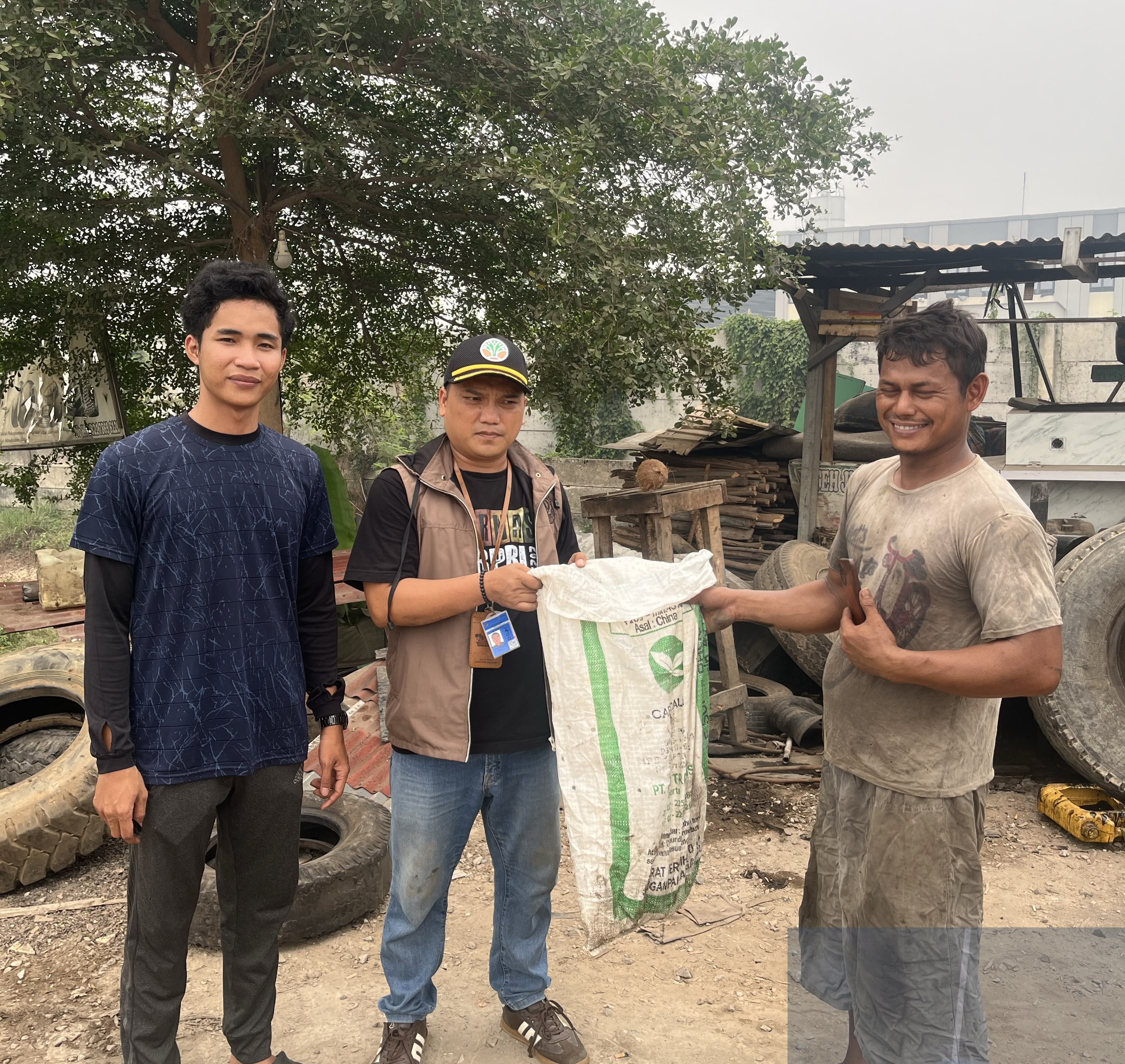 WARGA TANJUNG API-API SERAHKAN SATU INDIVIDU TRENGGILING KE BALAI KSDA SUMATERA SELATAN